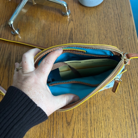 2021 Disney Aulani exclusive - Picture 3 of 4